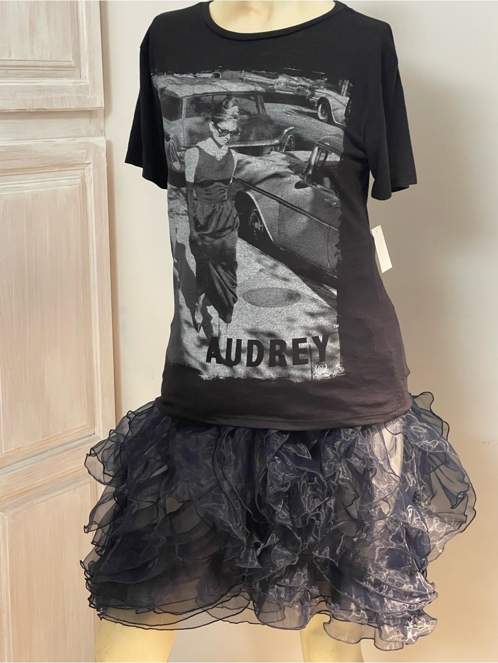 LEGENDS OF HOLLYWOOD AUDREY HEPBURN BLACK T SHIRT NEW WITH TAGS SIZE S - Picture 3 of 11